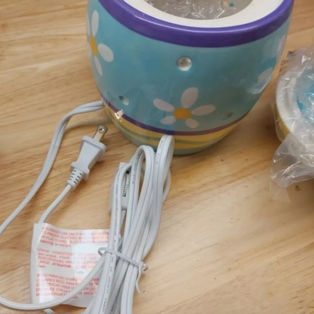 Scentsy Rare Retired Easter Egg Plug in Light up Wax WARMER New open box